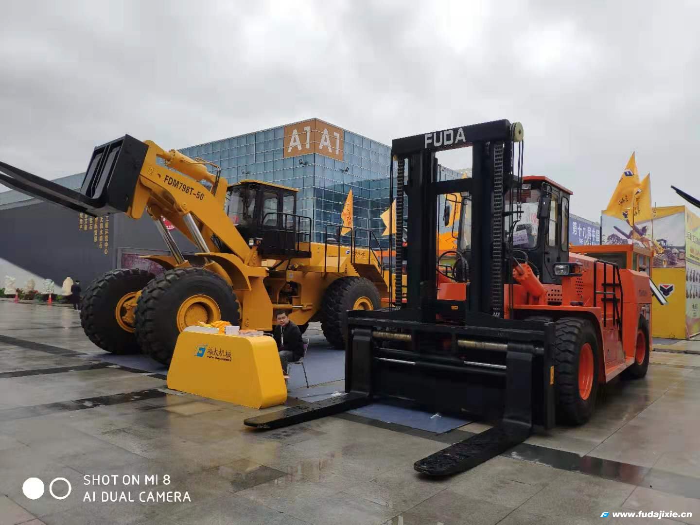 开云在线开户·（中国）官方网站50吨叉装车亮相2019年厦门开云在线开户·（中国）官方网站